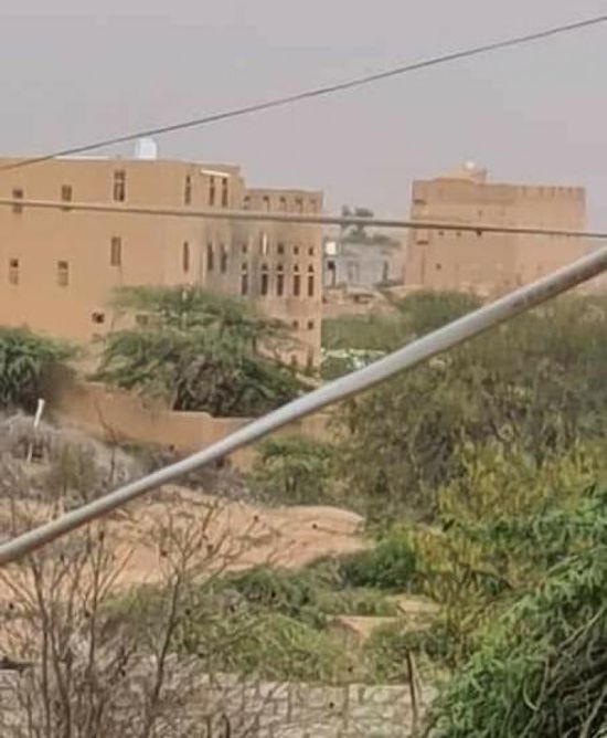 دمرت منزلا جزئيا.. مليشيا الإخوان تقصف السكان في باعرام