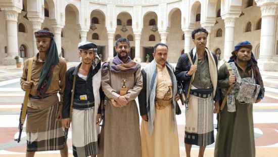  الانشقاقات الإخوانية.. "الإصلاح" يرتمي في أحضان الحوثي