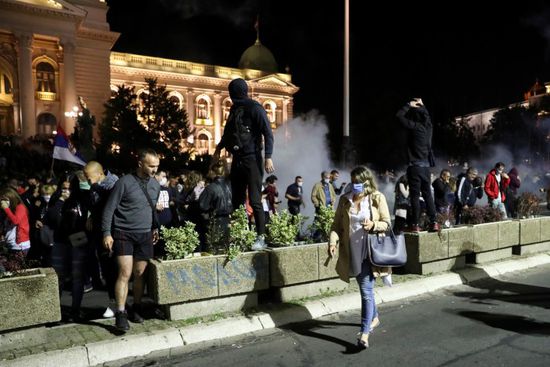 لهذا السبب.. محتجون يقتحمون مبنى البرلمان الصربي