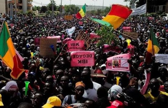 فوضى في مالي ومحتجون يقطعون بث التلفزيون الرسمي