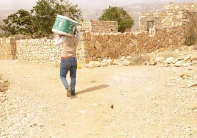 مساعدات غذائية سعودية لأسر قلنسية بسقطرى