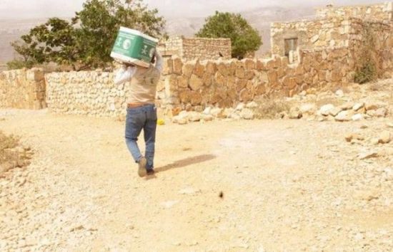 مساعدات غذائية سعودية لأسر قلنسية بسقطرى