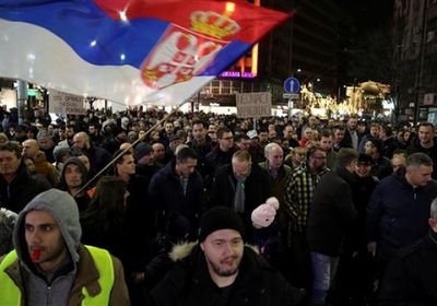 بسبب حظر التجوال.. محتجون يرفعون لافتات في مسيرة بـ"بلغراد"