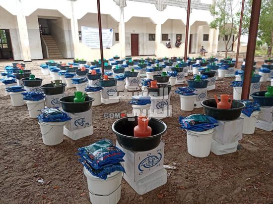 الهجرة الدولية توزع حقائب نظافة شخصية بأبين