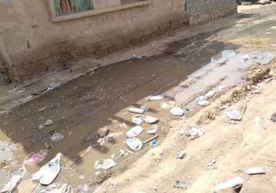 مياه الصرف تحاصر إحدى حارات جعار (صور)