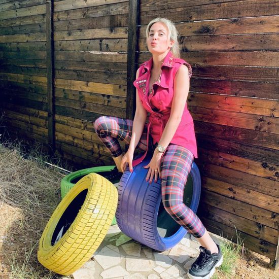 دومينيك حوراني أنيقة بإطلالة كاجوال في أحدث جلسة تصوير