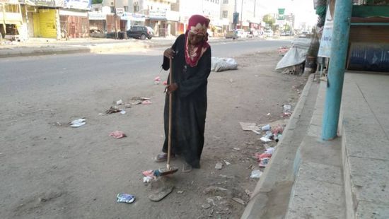 عمال نظافة ردفان يشكون غياب وسائل السلامة