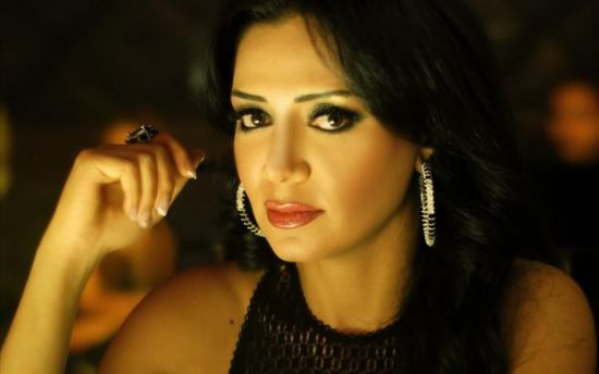 بعد تحرشه بها.. رانيا يوسف تقبل اعتذار هذا الشخص