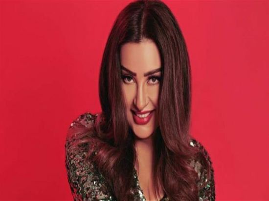 لطيفة تغني من داخل سيارتها في أحدث ظهور (فيديو)