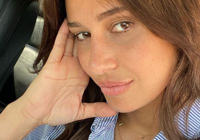 حلا شيحة أنيقة في إطلالة كاجوال جديدة