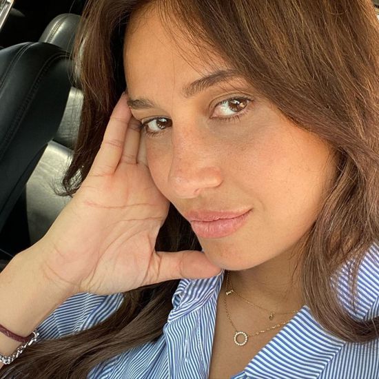 حلا شيحة أنيقة في إطلالة كاجوال جديدة