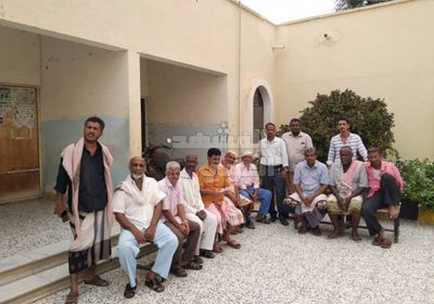 احتجاجات بمستشفى الرازي بأبين بسبب الرواتب