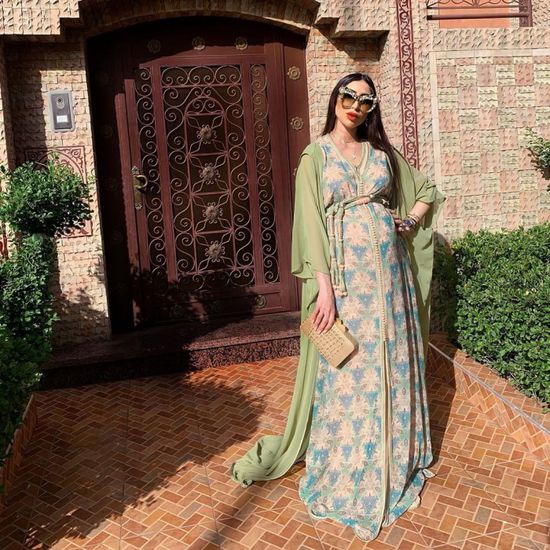 دنيا بطمة تتألق بالقفطان المغربي في أحدث ظهور (صور)