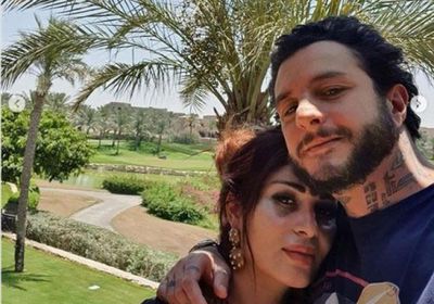 أحمد الفيشاوي يقضي الإجازة الصيفية بصحبة زوجته (صور)