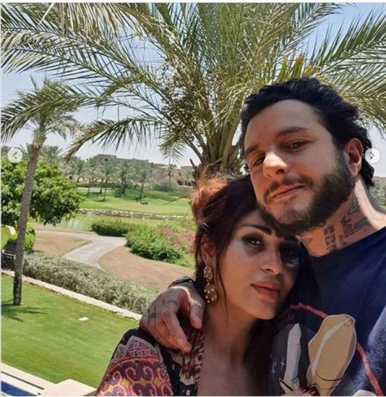 أحمد الفيشاوي يقضي الإجازة الصيفية بصحبة زوجته (صور)