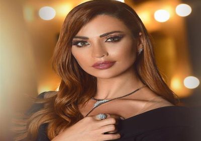 على ضوء الشموع.. داليا خليل تنتقد انقطاع التيار الكهربي بلبنان (فيديو)