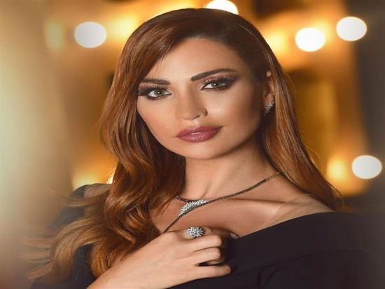 على ضوء الشموع.. داليا خليل تنتقد انقطاع التيار الكهربي بلبنان (فيديو)