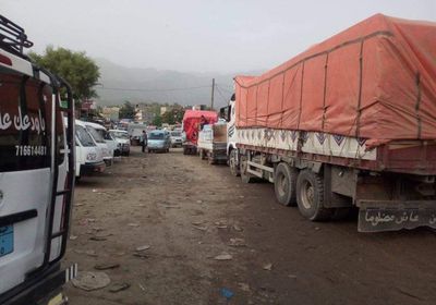 مسلحون يقطعون أحد الطرق الرئيسية بتعز (صور)