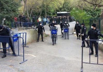 تركيا تحتجز 150 مغربيًا بعد احتجاجهم للعودة إلى بلدانهم