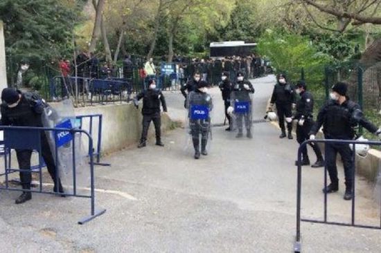 تركيا تحتجز 150 مغربيًا بعد احتجاجهم للعودة إلى بلدانهم