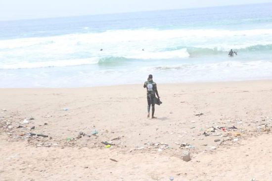 إنقاذ شاب من الغرق في ساحل المكلا