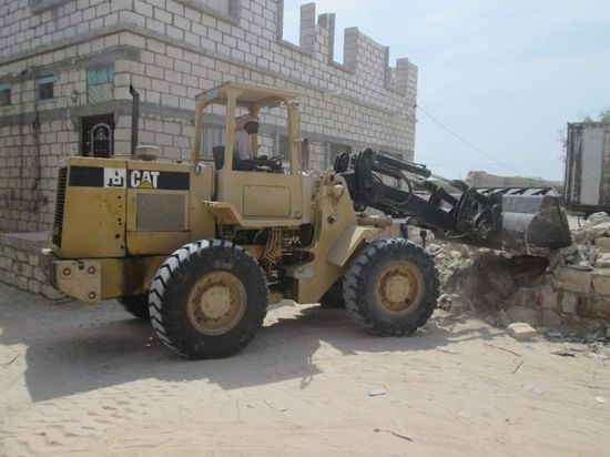 إزالة أحواش أعاقت مشروع الـ"20 كيلو متر" بالشحر