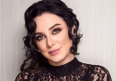 بعد الهجوم عليها.. سلاف فواخرجي ترد مرة أخرى ببوستر "أبي فوق الشجرة"