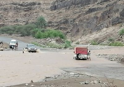 سيول تقطع خط لحج عدن وتمنع عبور السيارات