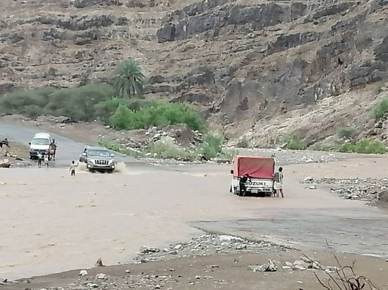 سيول تقطع خط لحج عدن وتمنع عبور السيارات
