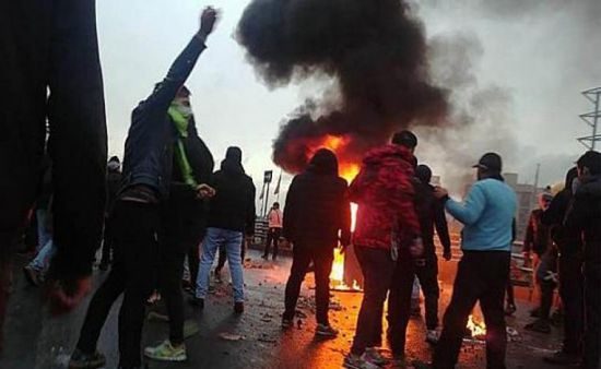 إيران.. اشتباكات عنيفة بين محتجين وقوات الحرس الثوري