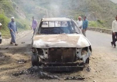 احتراق سيارة اصطدمت بشحنة محروقات مهربة على طريق العدين