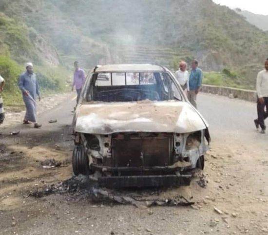 احتراق سيارة اصطدمت بشحنة محروقات مهربة على طريق العدين