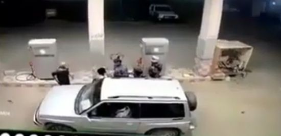 لخلافات قضائية.. قيادي إخواني بشبوة يروع مواطنًا (فيديو)