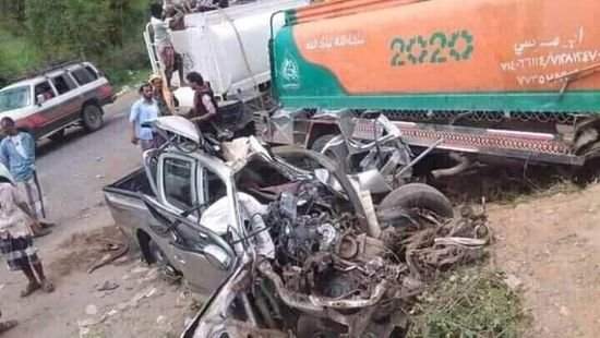 مصرع 5 في اصطدام شاحنة بسيارة على طريق التربة