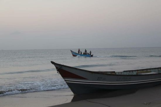 الأمواج تغرق شابين بساحل أبين.. وانتشال جثة أحدهما