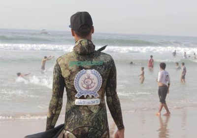 خفر سواحل حضرموت ينقذ شابين من الغرق