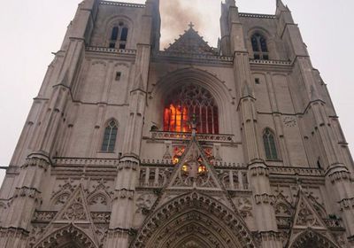  اندلاع حريقًا هائلًا في كاتدرائية نانت التاريخية بفرنسا (فيديو)