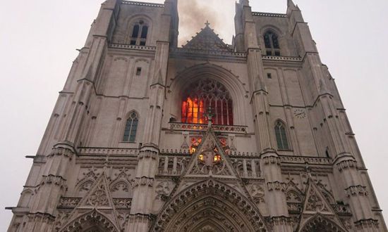  اندلاع حريقًا هائلًا في كاتدرائية نانت التاريخية بفرنسا (فيديو)