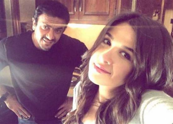 على الشاطئ.. ياسمين عبدالعزيز تقضي إجازتها الصيفية بصحبة أحمد العوضي (فيديو)