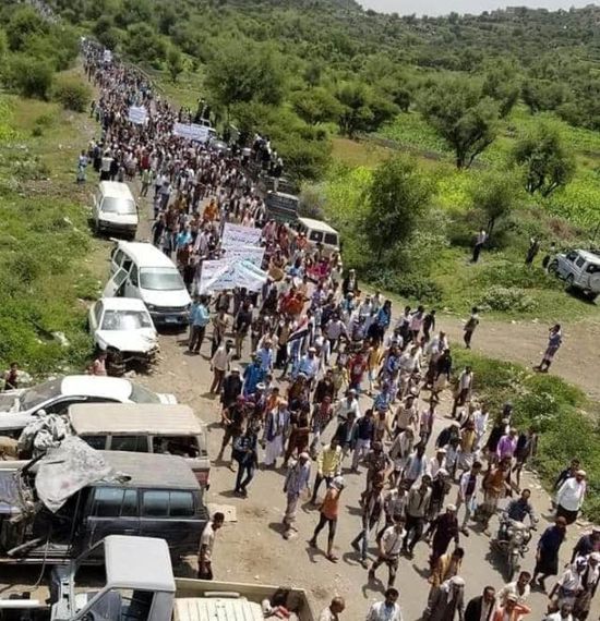 حشود بتعز ترفض فوضى مليشيا الإخوان بالحجرية (صور)