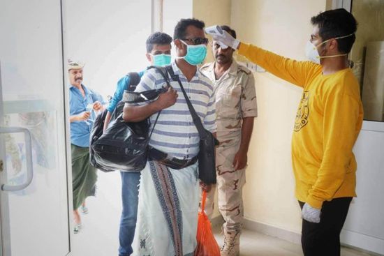 استمرار رحلات الجسر الجوي بين سقطرى والمهرة (صور)