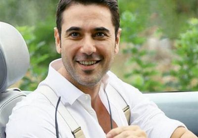 أحمد عز يروج لعرض مسرحية "علاء الدين" في عيد الأضحى (فيديو)