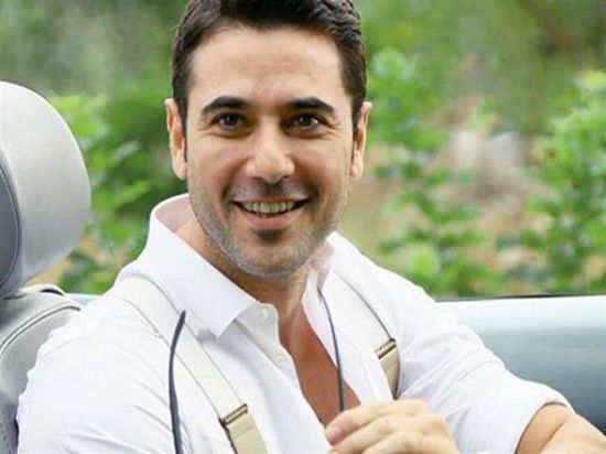 أحمد عز يروج لعرض مسرحية "علاء الدين" في عيد الأضحى (فيديو)