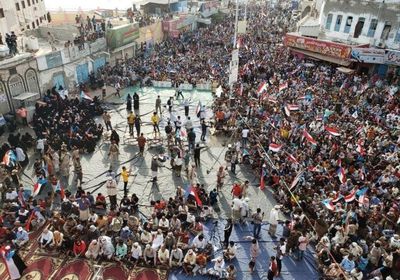 حشود ضخمة بالمكلا لتأييد الإدارة الذاتية (صور)