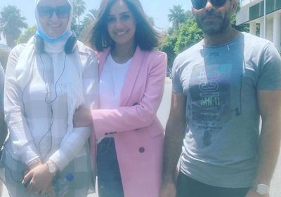 حلا شيحة تنشر صورة جديدة من كواليس "مش أنا" بطولة تامر حسني