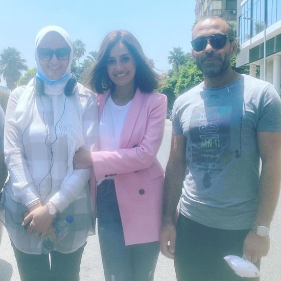 حلا شيحة تنشر صورة جديدة من كواليس "مش أنا" بطولة تامر حسني