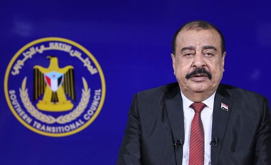 بن بريك لحشود المكلا: حضرموت ركيزة الجنوب ولا تنازل عن تقرير المصير