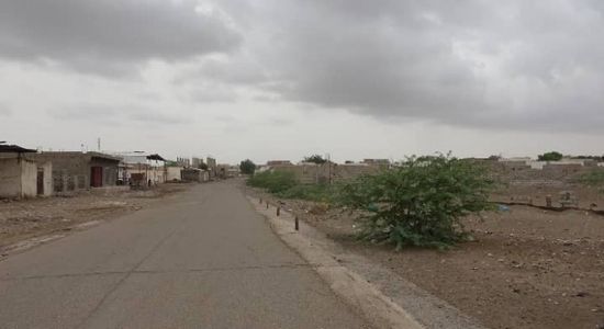 قصف حوثي على مناطق سكنية في حيس