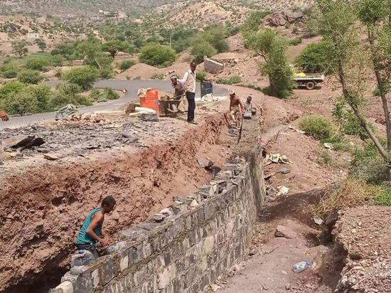 بالصور.. إزالة مخلفات السيول من طرق الأزارق