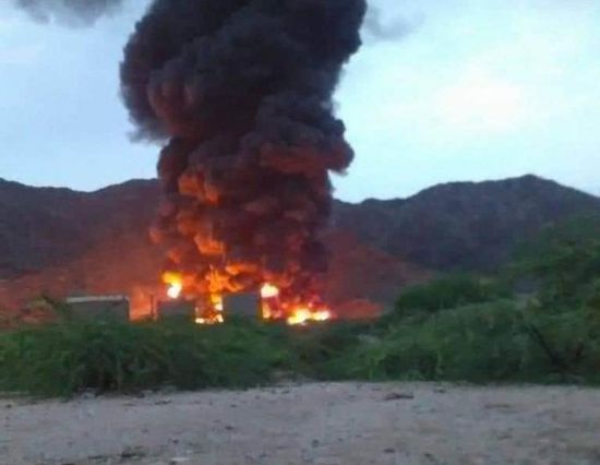 النيران أكلت جسد السائق.. حريق ناقلة نفط في الجبر بأبين